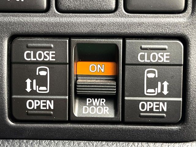 TOYOTA VOXY HYBRID 2018