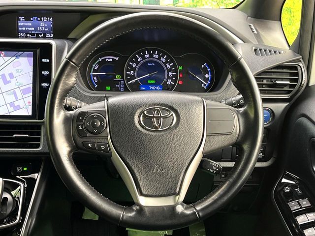 TOYOTA VOXY HYBRID 2018