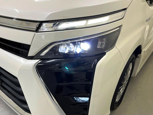 TOYOTA VOXY HYBRID 2018