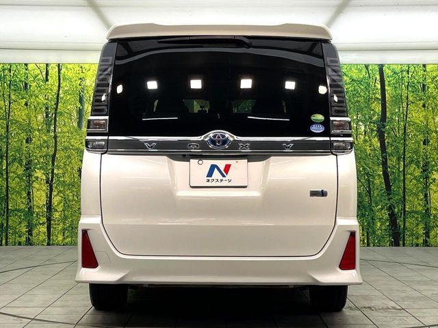 TOYOTA VOXY HYBRID 2018