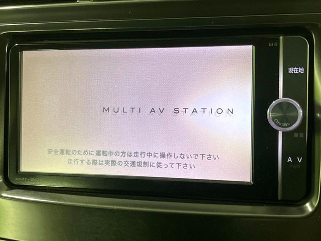 TOYOTA PRIUS Alpha 2012