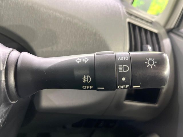 TOYOTA PRIUS Alpha 2012