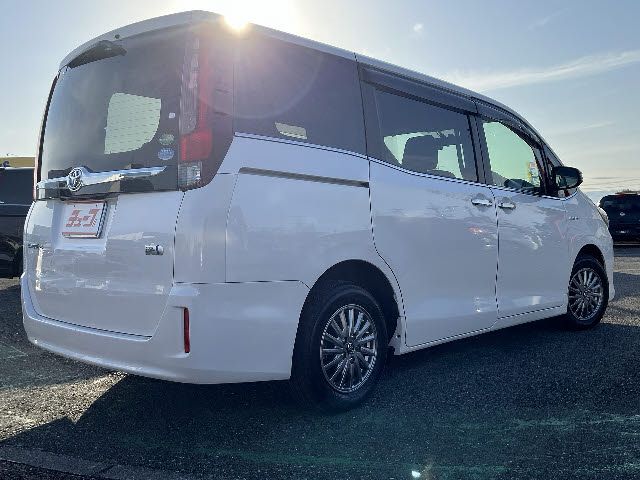 TOYOTA ESQUIRE HYBRID 2015