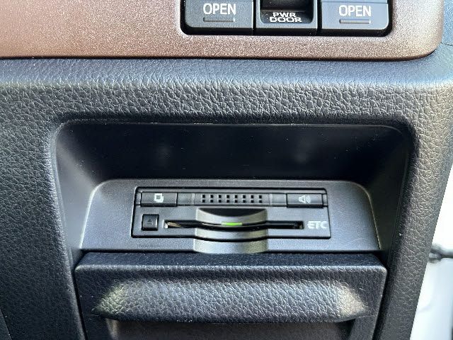 TOYOTA ESQUIRE HYBRID 2015