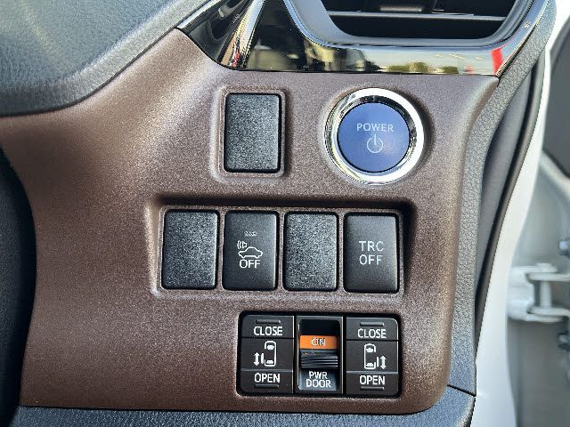 TOYOTA ESQUIRE HYBRID 2015