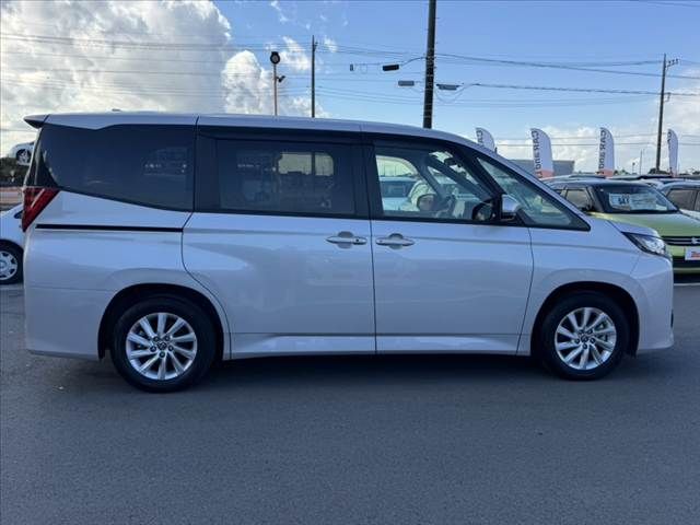 TOYOTA NOAH HYBRID 2022