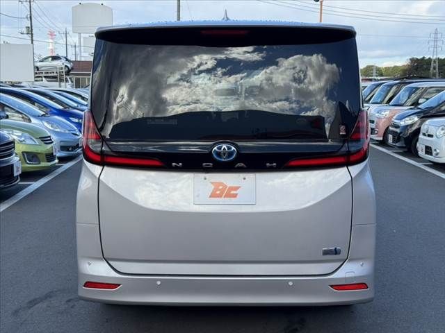 TOYOTA NOAH HYBRID 2022