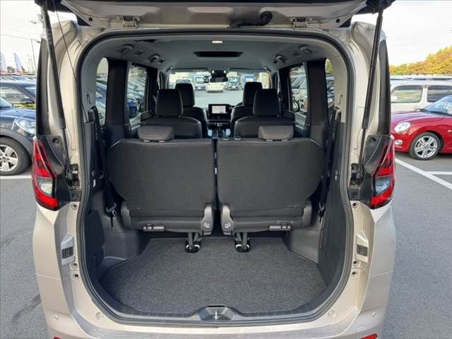 TOYOTA NOAH HYBRID 2022