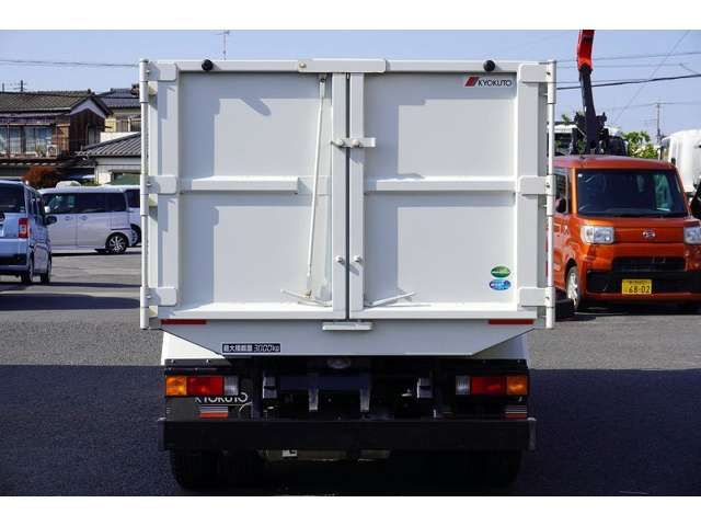 MITSUBISHI CANTER 2023