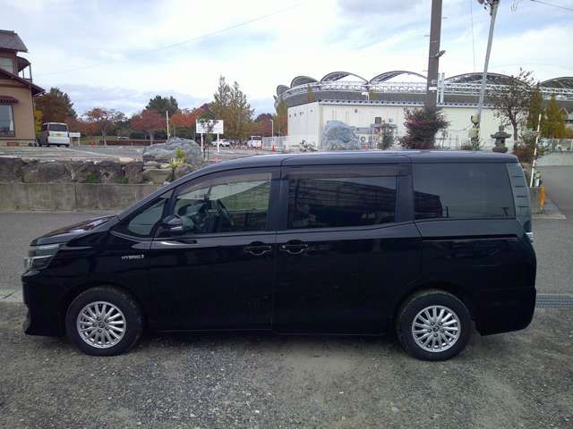 TOYOTA VOXY HYBRID 2014