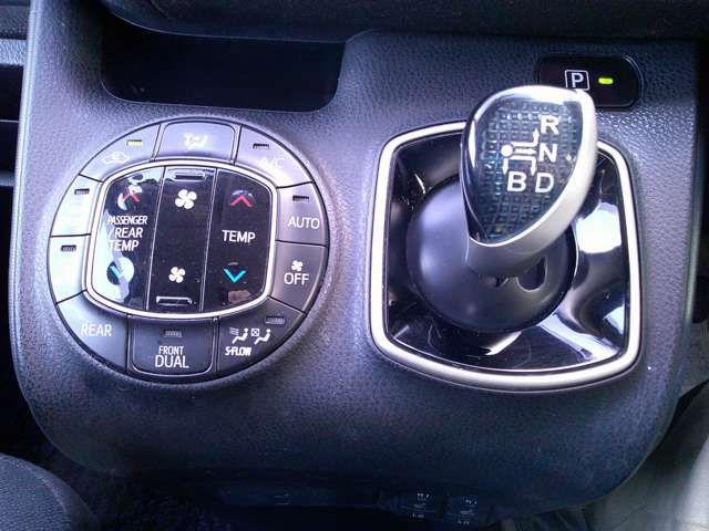 TOYOTA VOXY HYBRID 2014