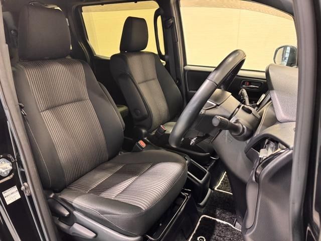 TOYOTA VOXY HYBRID 2019