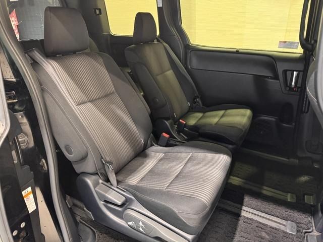 TOYOTA VOXY HYBRID 2019