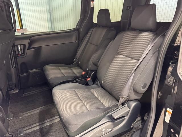 TOYOTA VOXY HYBRID 2019