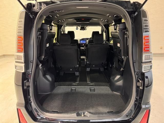 TOYOTA VOXY HYBRID 2019