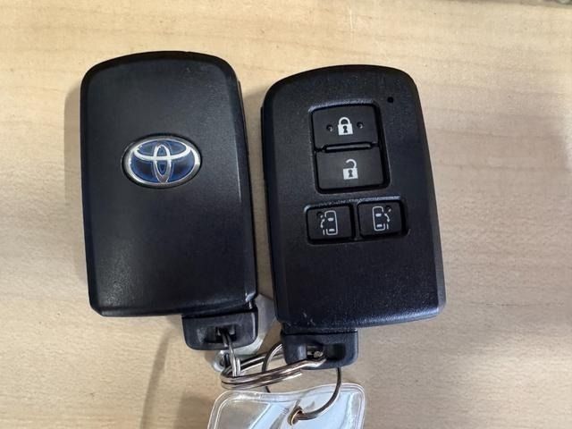 TOYOTA VOXY HYBRID 2019