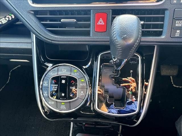 TOYOTA VOXY 4WD 2021