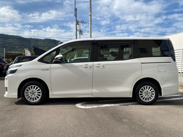 TOYOTA VOXY HYBRID 2015