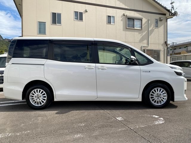 TOYOTA VOXY HYBRID 2015