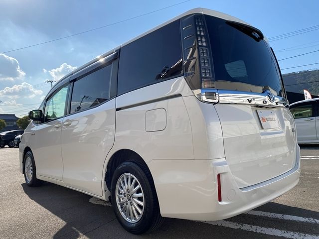 TOYOTA VOXY HYBRID 2015