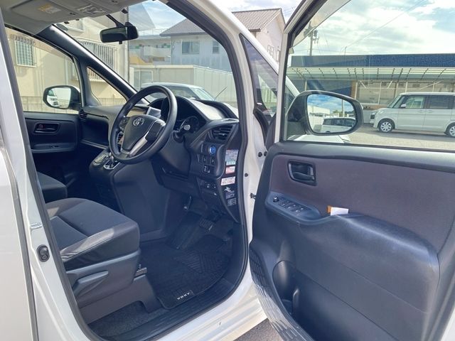 TOYOTA VOXY HYBRID 2015