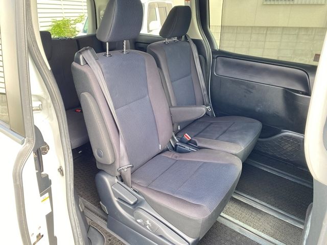 TOYOTA VOXY HYBRID 2015