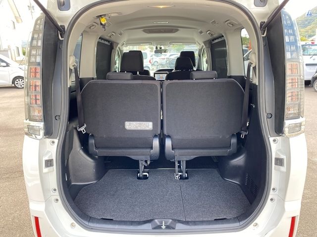 TOYOTA VOXY HYBRID 2015