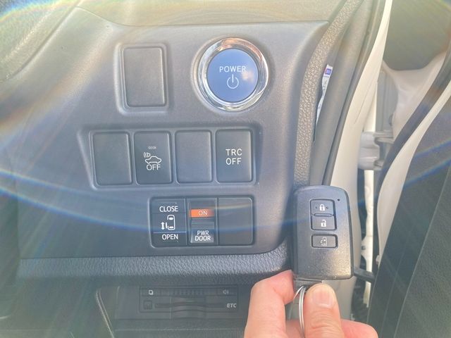 TOYOTA VOXY HYBRID 2015