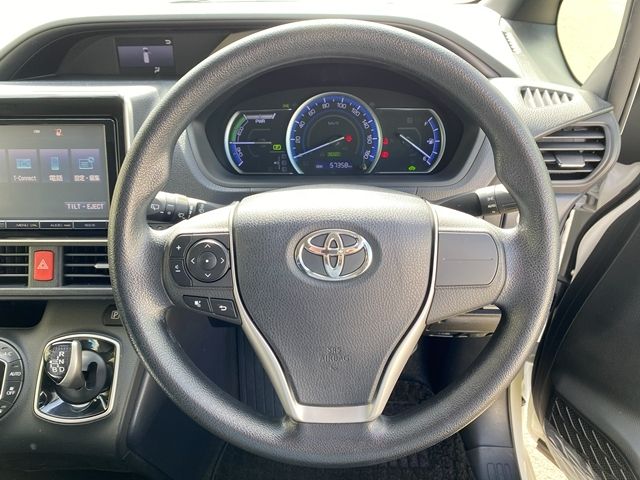 TOYOTA VOXY HYBRID 2015