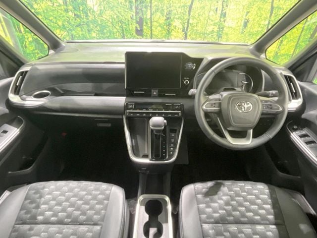 TOYOTA VOXY HYBRID 2024