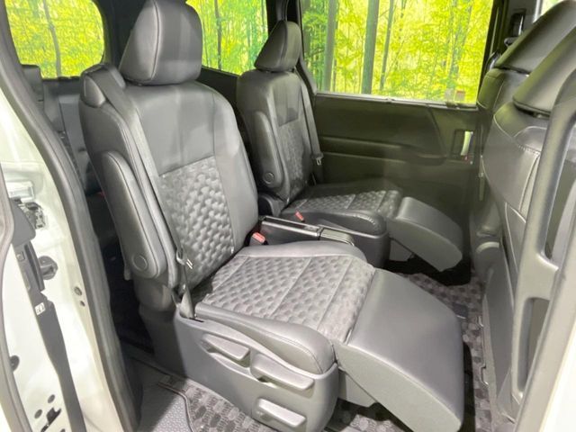 TOYOTA VOXY HYBRID 2024