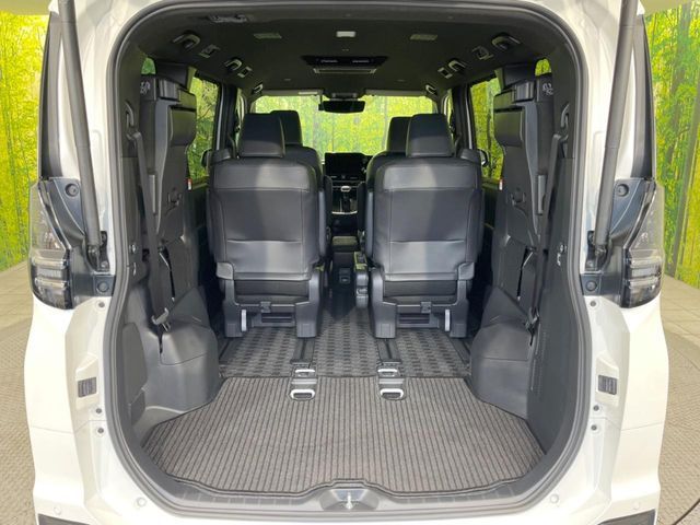 TOYOTA VOXY HYBRID 2024