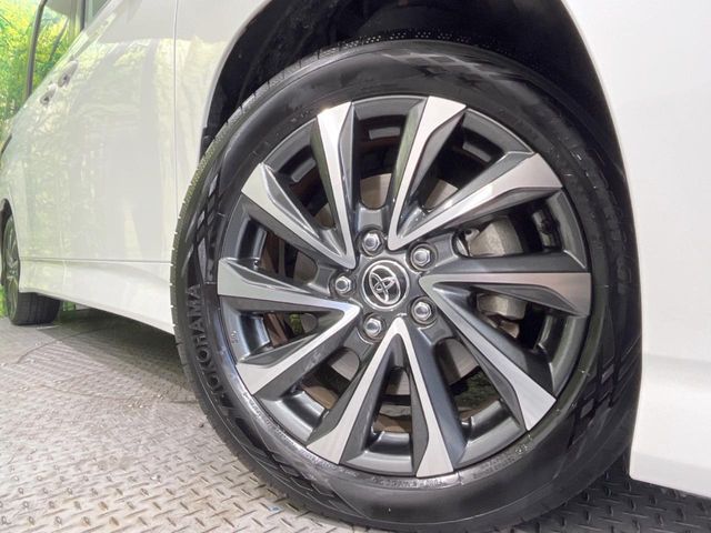 TOYOTA VOXY HYBRID 2024