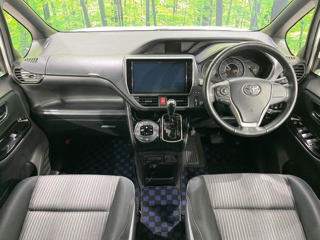 TOYOTA VOXY 2017