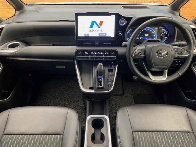 TOYOTA NOAH HYBRID 4WD 2023