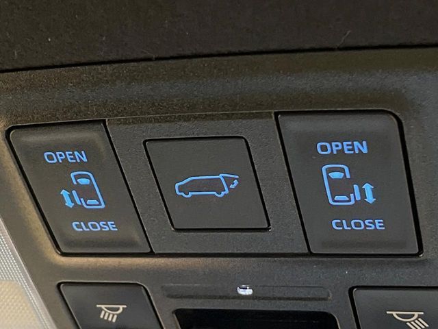 TOYOTA NOAH HYBRID 4WD 2023