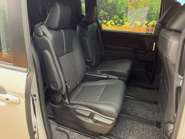 TOYOTA NOAH HYBRID 4WD 2023