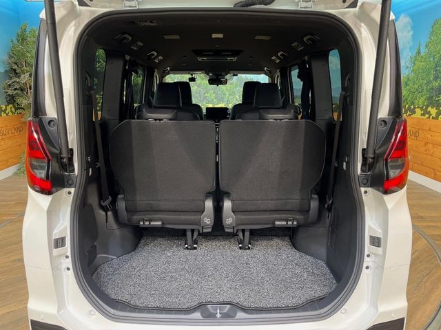 TOYOTA NOAH HYBRID 4WD 2023