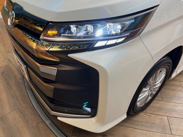 TOYOTA NOAH HYBRID 4WD 2023