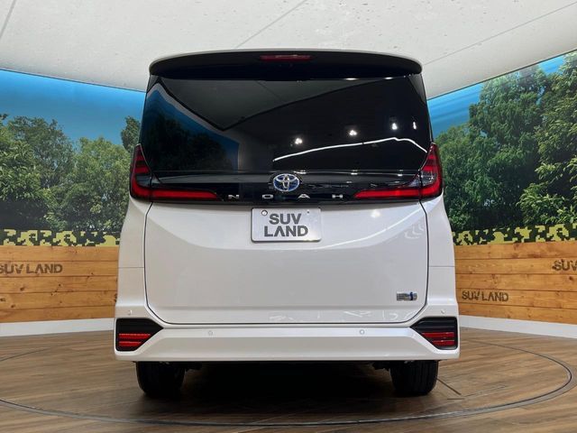 TOYOTA NOAH HYBRID 4WD 2023