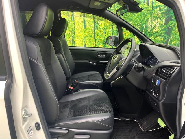 TOYOTA VOXY HYBRID 2020