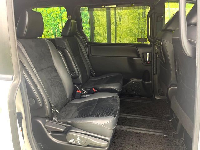 TOYOTA VOXY HYBRID 2020