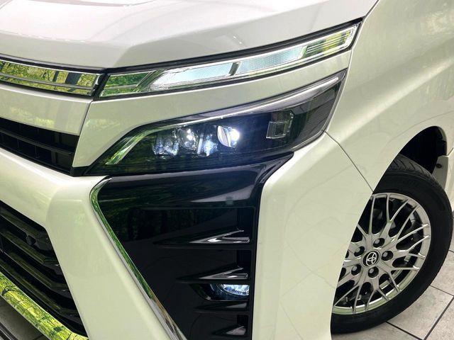 TOYOTA VOXY HYBRID 2020