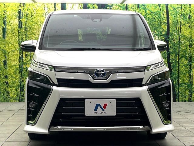 TOYOTA VOXY HYBRID 2020
