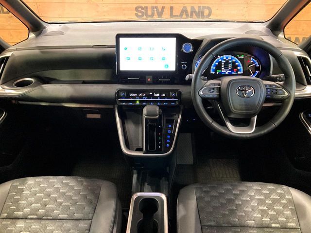 TOYOTA VOXY HYBRID 2022