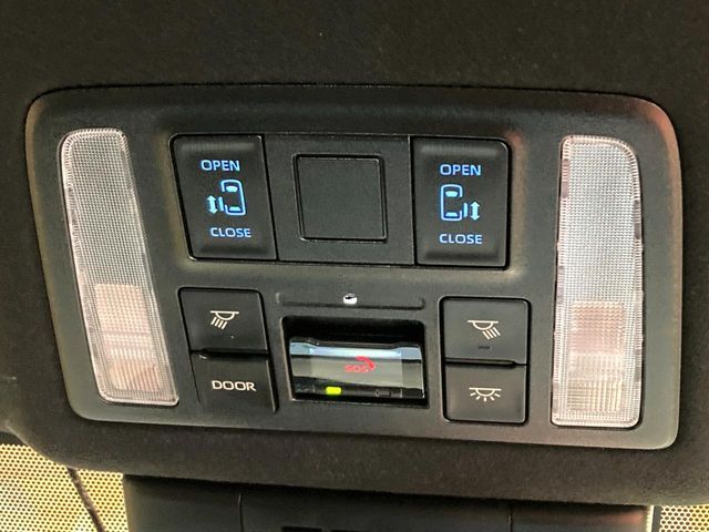 TOYOTA VOXY HYBRID 2022