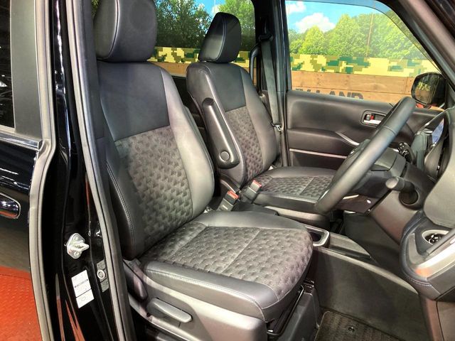 TOYOTA VOXY HYBRID 2022