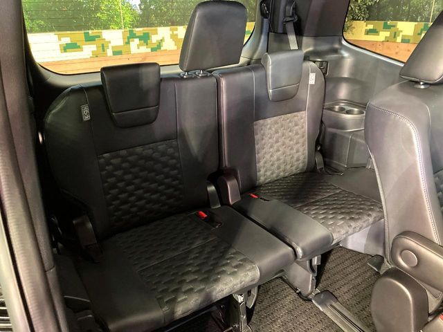 TOYOTA VOXY HYBRID 2022