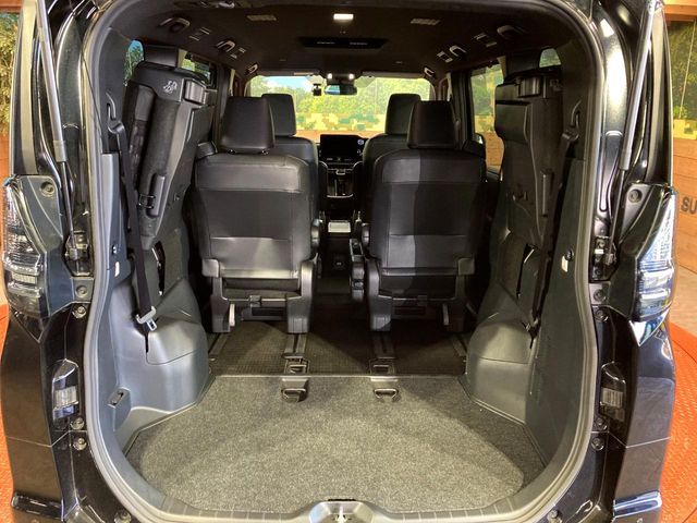 TOYOTA VOXY HYBRID 2022