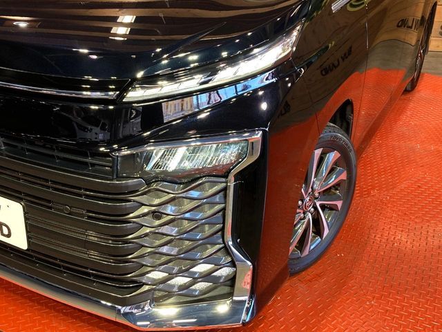 TOYOTA VOXY HYBRID 2022